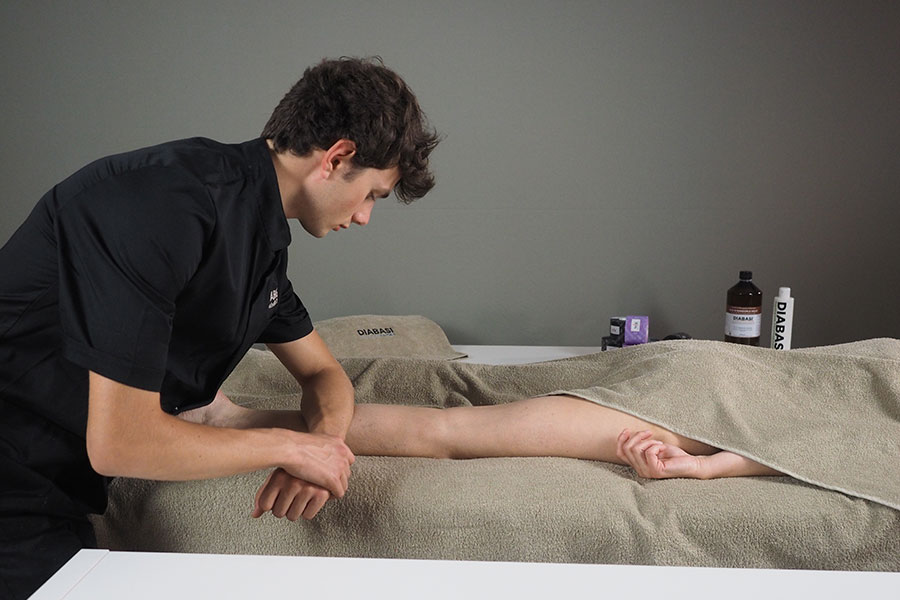 corso-di-massaggio-riconosciuto-massoterapia-arti-inferiori-Migliore Scuola di Massaggio Diabasi