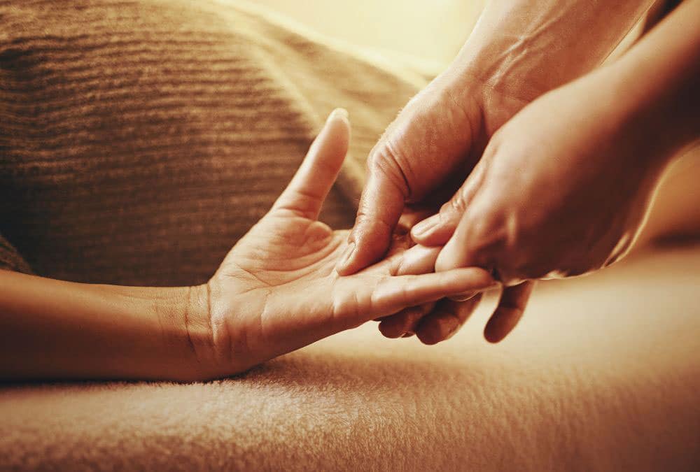 Massaggio alla mano e protocolli di Riflessologia Applicata