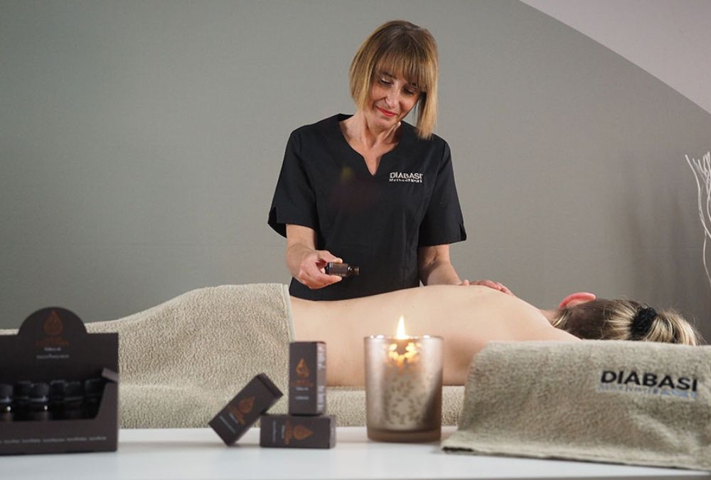Aroma Massage: Scopri l'Aroma MAssage, L'aroma MAssage fa pre te, Aroma Massage cura per anima e corpo | DIABASI® Scuola di Massaggio Professionale Duilio La Tegola